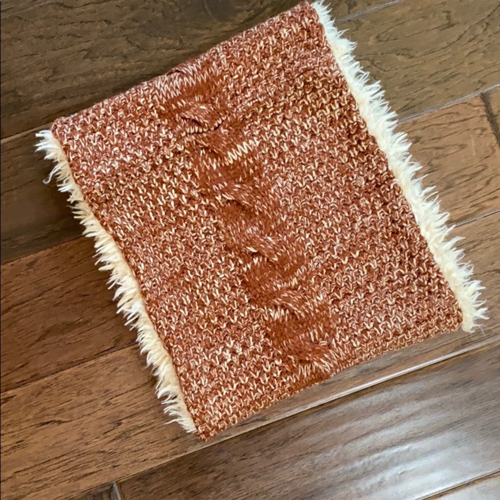 Reversible neck warmer
